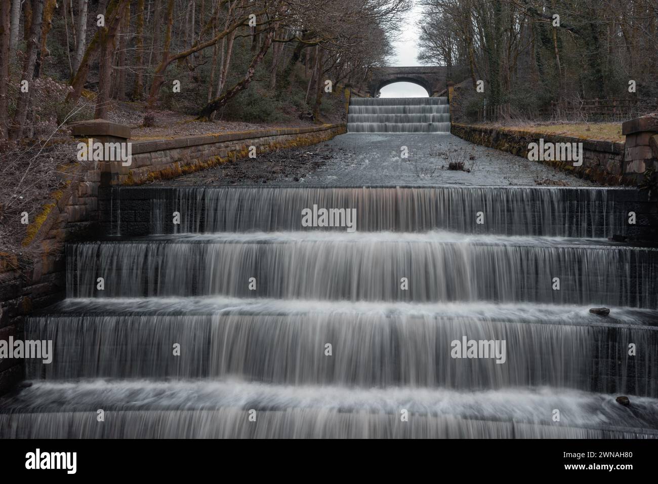 Traboccare dal serbatoio di Yarrow al serbatoio di Anglezarke Chorley Lancashire Regno Unito Foto Stock