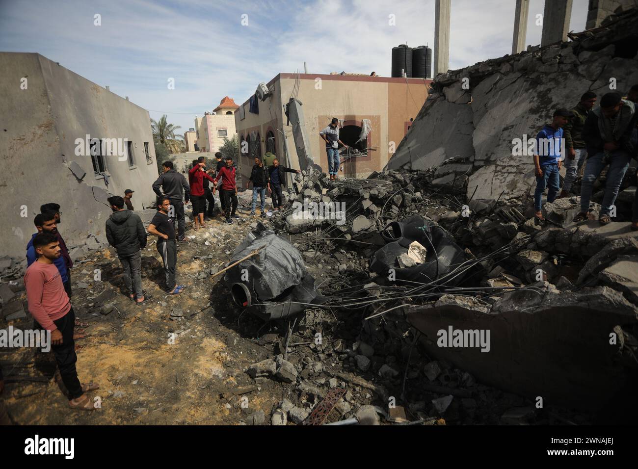 Rafah, Gaza. 1 marzo 2024. I palestinesi cercano vittime sotto le macerie dopo uno sciopero israeliano sulle case residenziali. A Rafah, nel sud della Striscia di Gaza. Venerdì 1 marzo 2024.il numero di morti a Gaza dei palestinesi uccisi è salito oltre 30.000, la maggior parte di loro donne e bambini, ha detto le autorità sanitarie. Foto di Ismael Mohamad/UPI credito: UPI/Alamy Live News Foto Stock