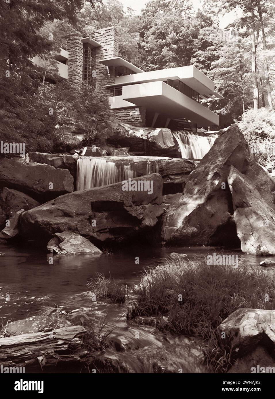 Fallingwater, una casa di architettura organica progettata dall'architetto Frank Lloyd Wright negli anni '1930, costruita parzialmente su una cascata sul fiume Bear Run nella sezione Mill Run di Stewart Township, Pennsylvania. (USA) Foto Stock