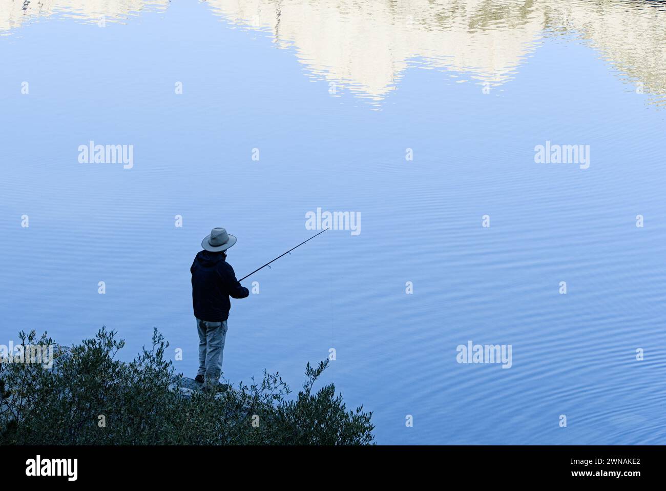 Vista degli uccelli sul lago East nel Kings Canyon National Park Foto Stock