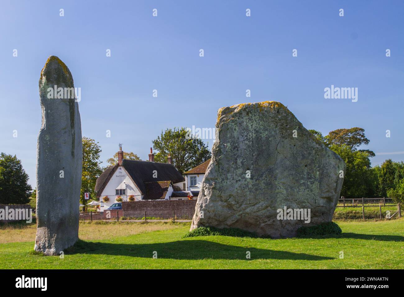 Avebury Standing Stones con Red Lion Pub sullo sfondo Foto Stock