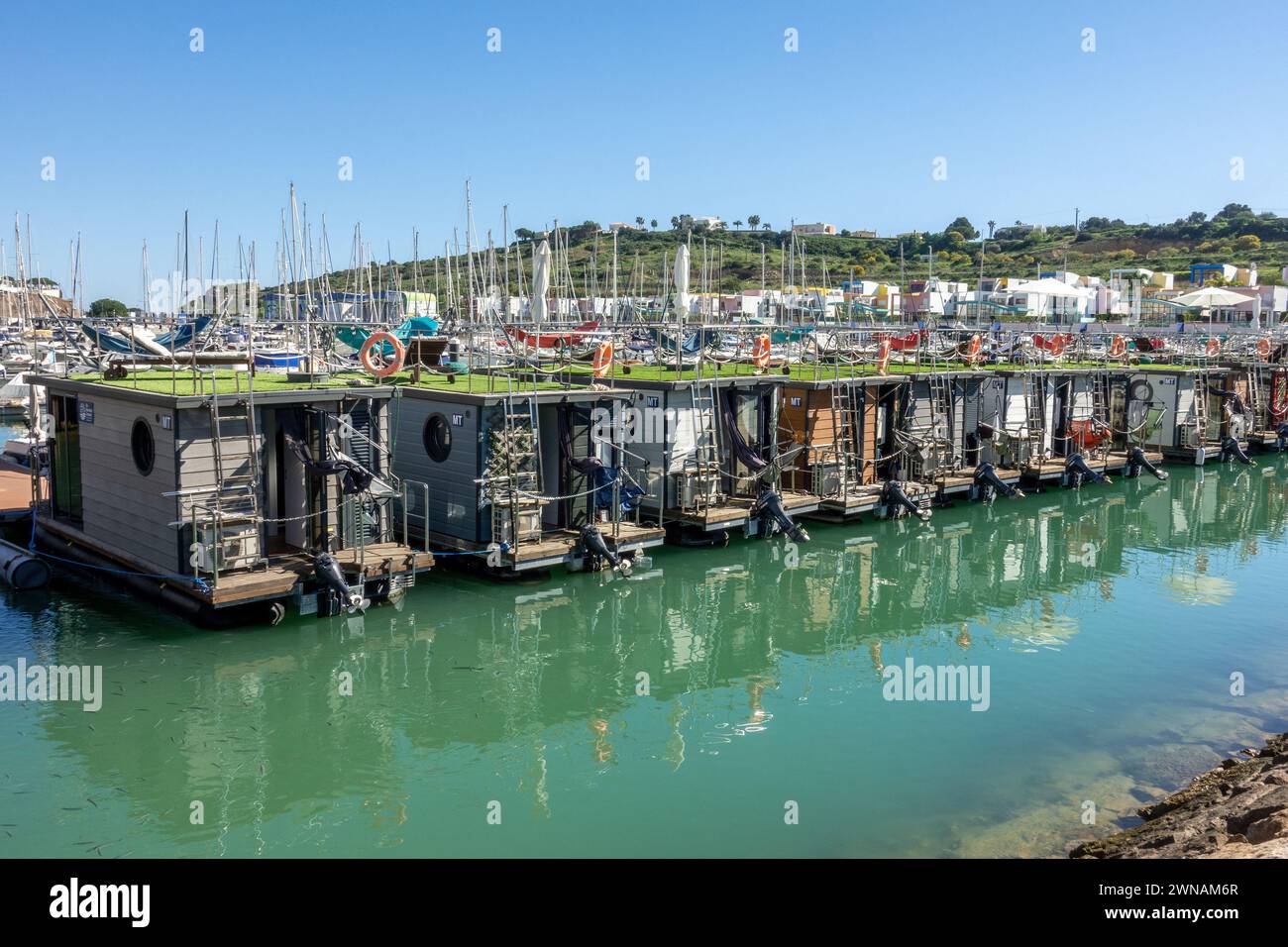 Casa barche in affitto dalla Homeboat Company a Albufeira Marina, Holiday Rentals their Woody Homeboat Models, Albufeira Portogallo 20 febbraio 2024 Foto Stock