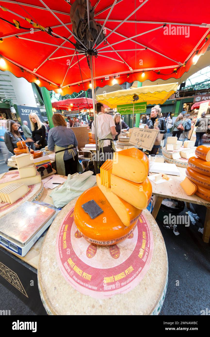 Regno Unito, Londra, bancarelle di formaggio Borough Market. Formaggio Beemster Gouda in vendita. Foto Stock