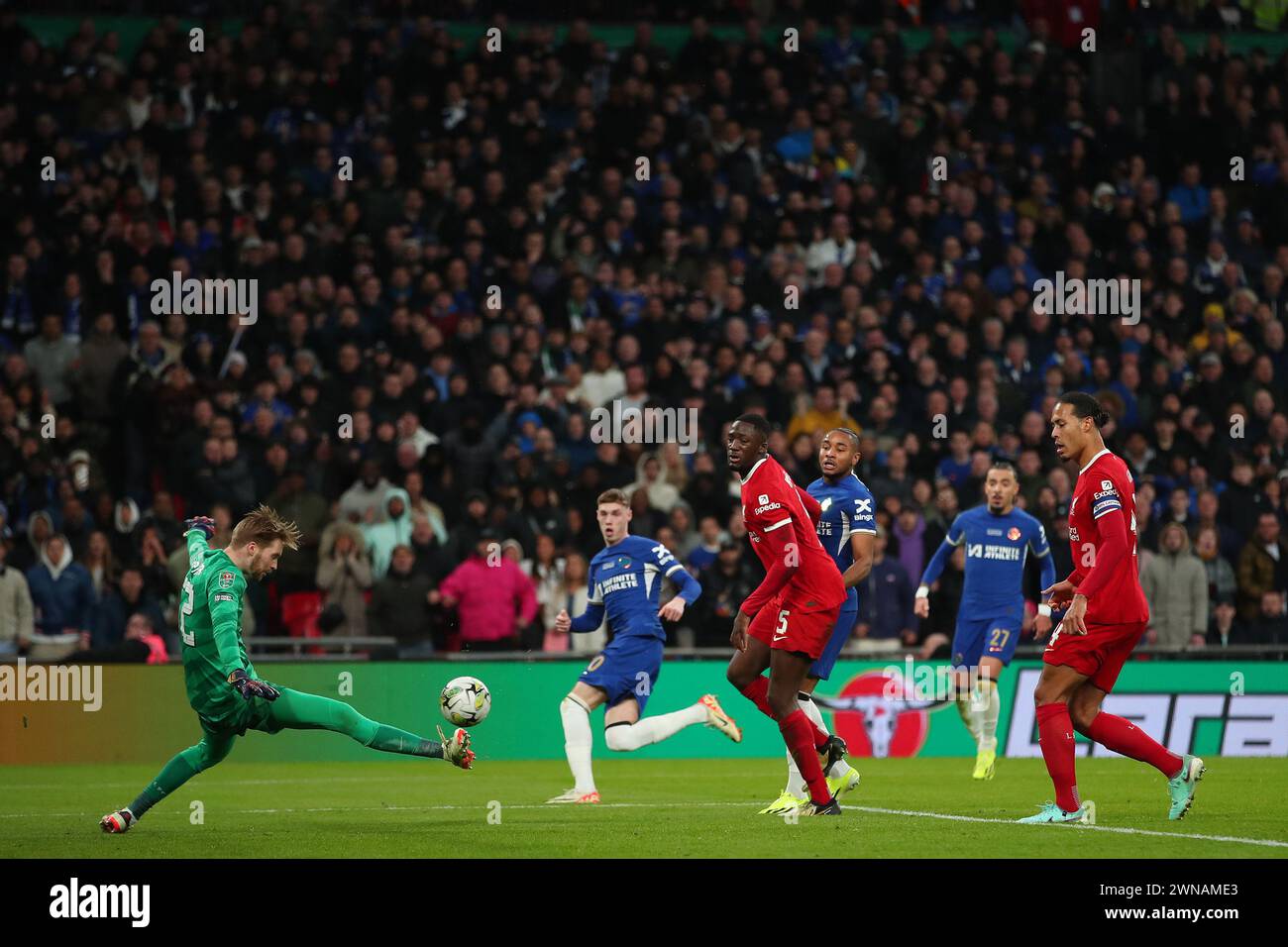 Caoimhin Kelleher di Liverpool salva - Chelsea contro Liverpool, Carabao Cup Final, Wembley Stadium, Londra, Regno Unito - 25 febbraio 2024 solo uso editoriale - si applicano restrizioni DataCo Foto Stock