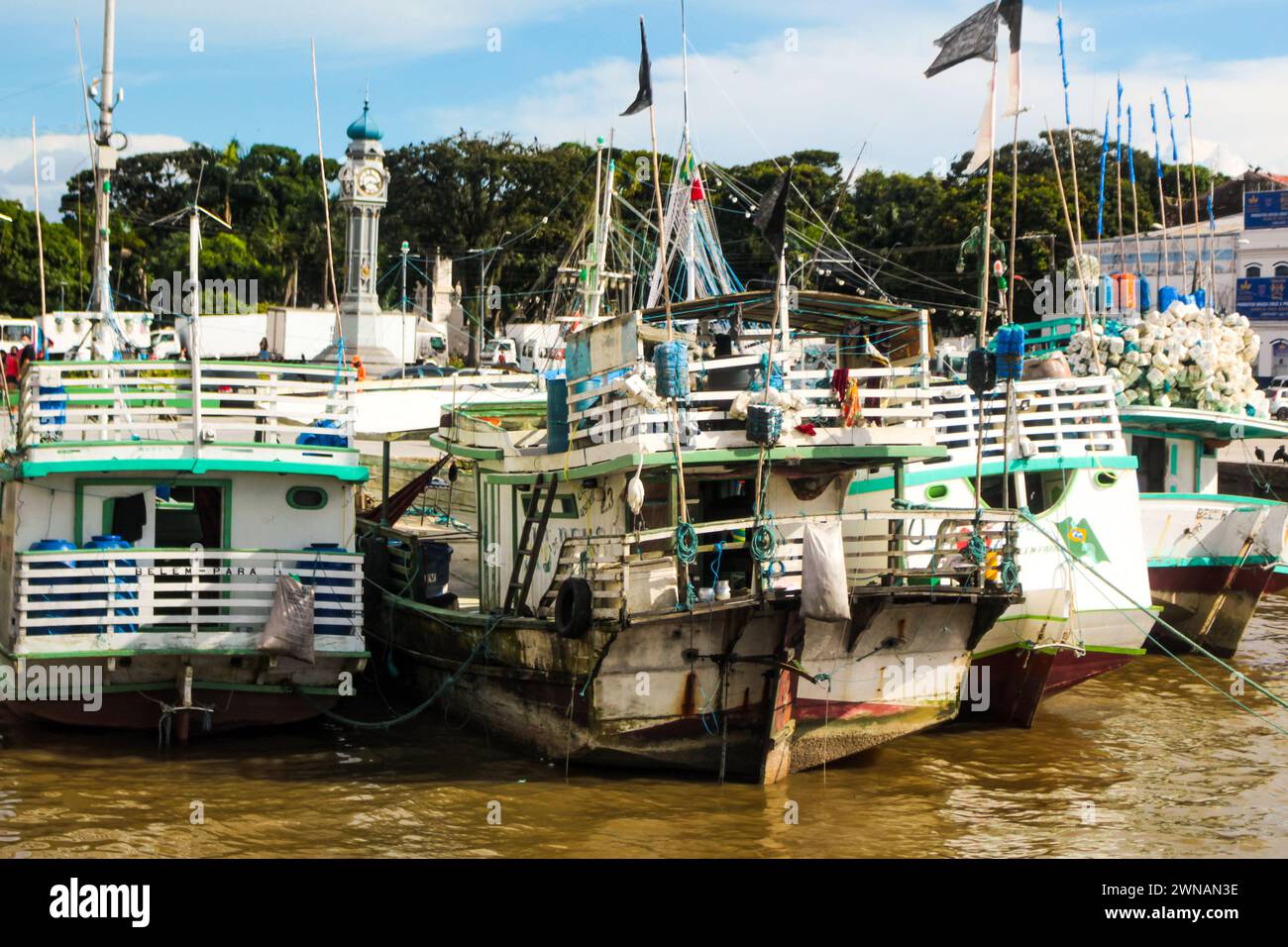 Diversi archi di barche da pesca nel porto di Ver o peso, a Belém PA, Amazzonia brasiliana, Brasile settentrionale. Foto Stock