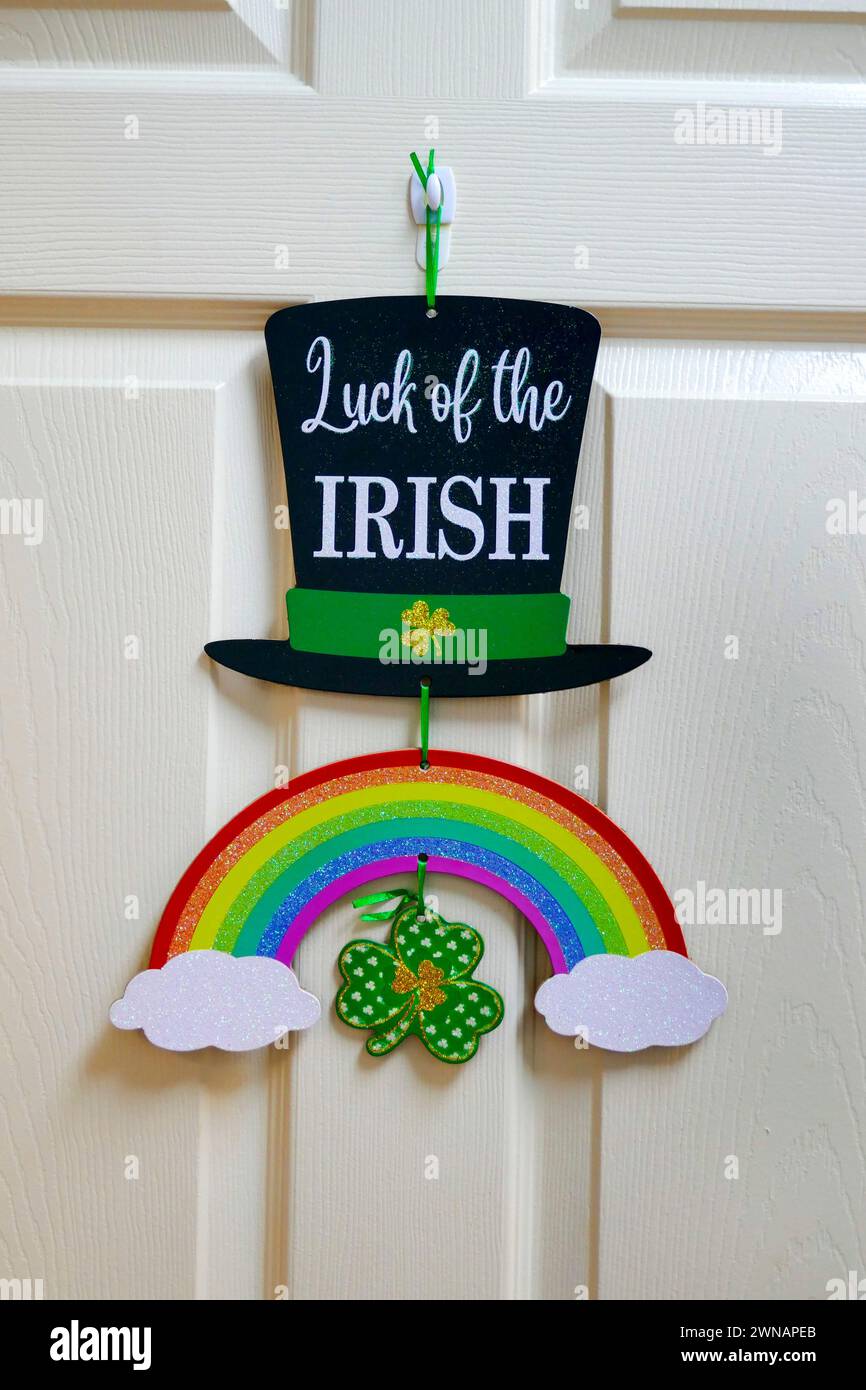 LUCK OF THE IRISH Sign, scritto sulla porta di un medico irlandese la cui pratica è negli Stati Uniti, simbolo della cultura irlandese. Foto Stock