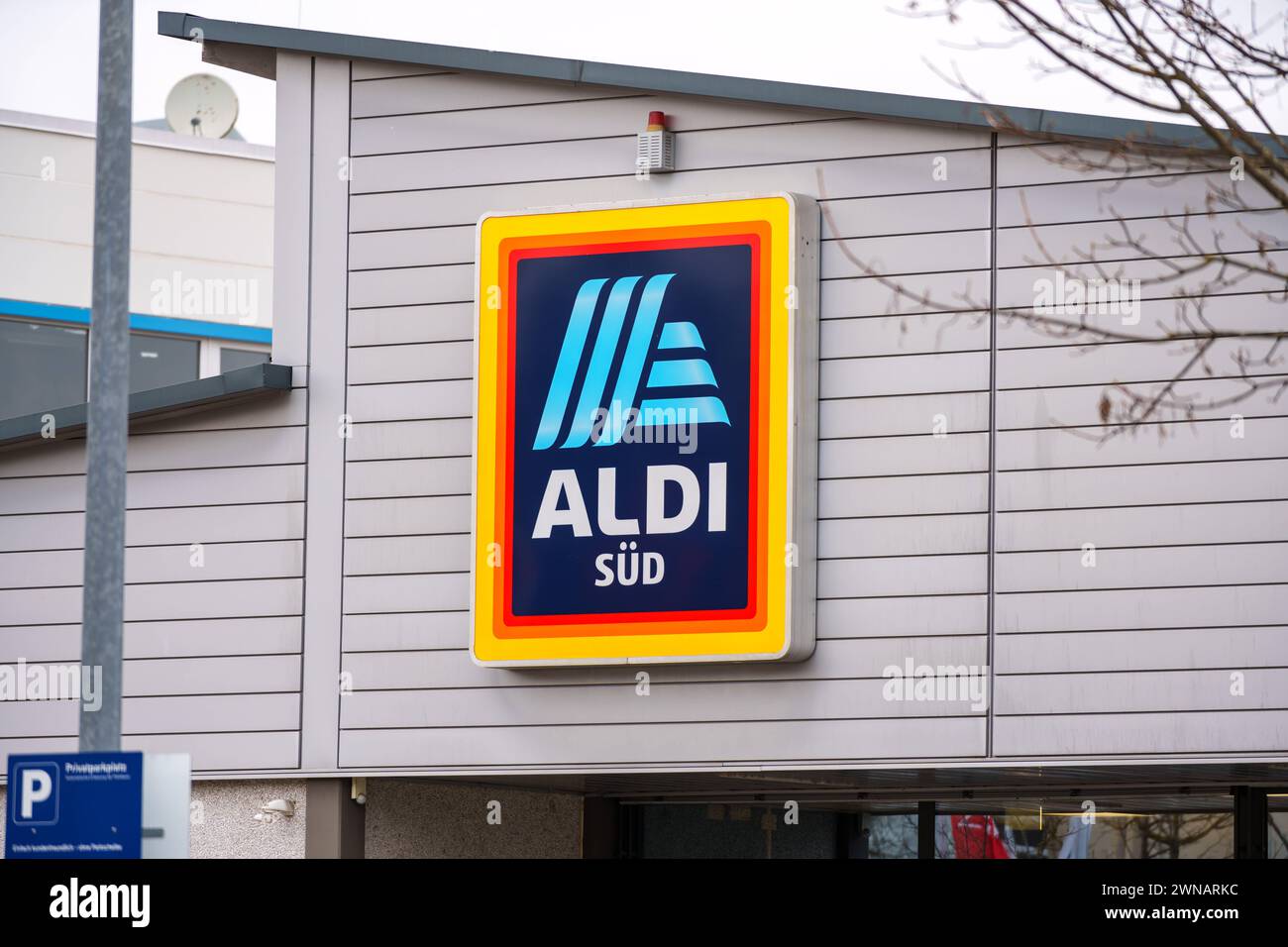 Augusta, Baviera, Germania - Süd marzo 2024: Logo Aldi food discounter su un negozio *** Aldi Süd Lebensmittel Discounter Logo an einer Filiale Foto Stock