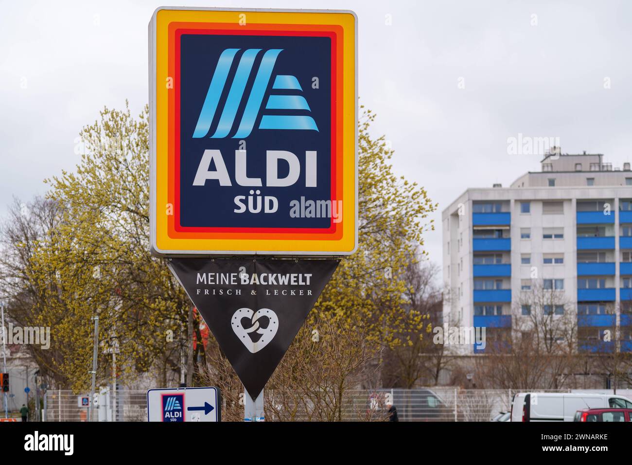 Augusta, Baviera, Germania - Süd marzo 2024: Logo Aldi food discounter su un negozio *** Aldi Süd Lebensmittel Discounter Logo an einer Filiale Foto Stock