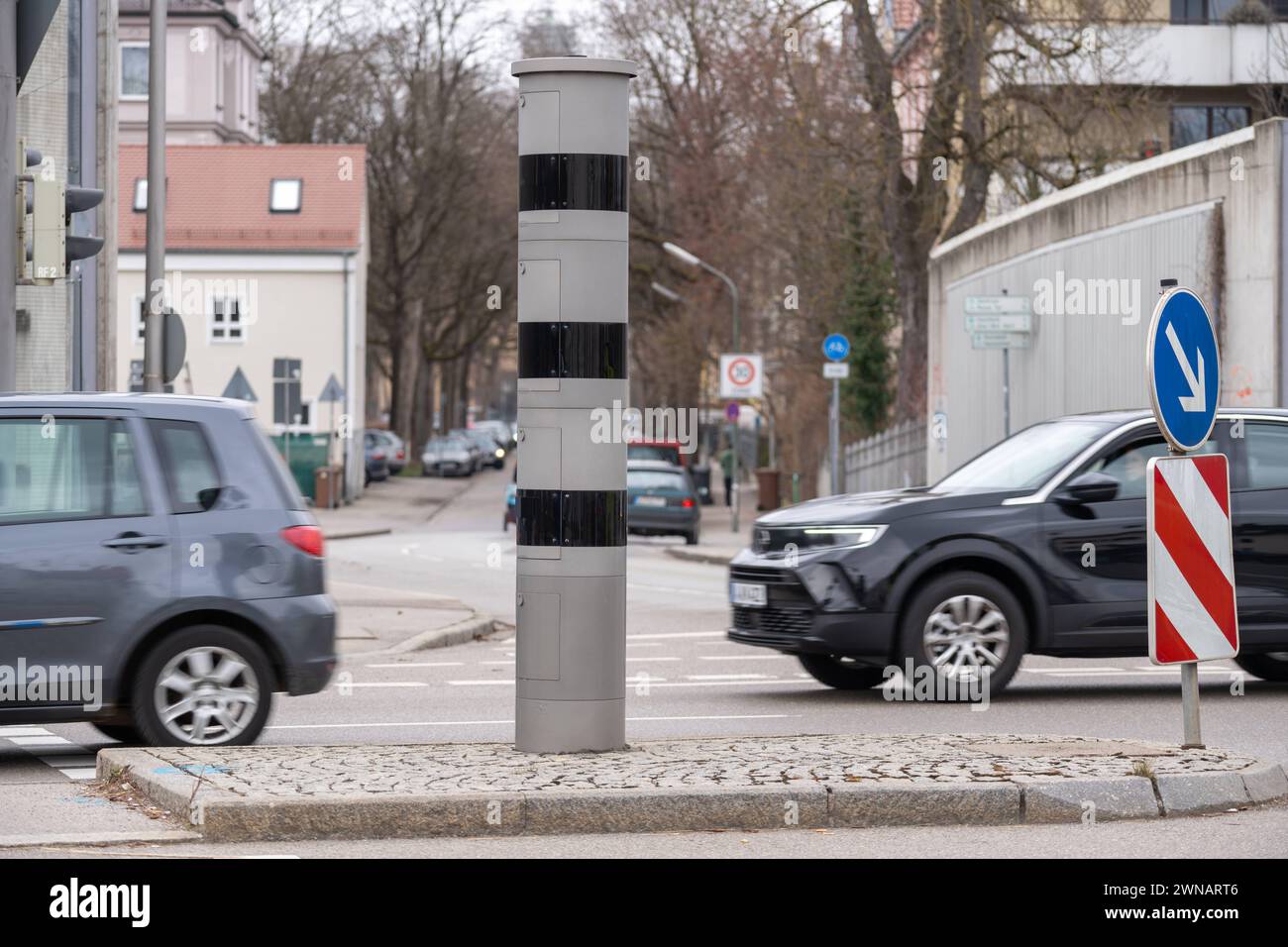 Augusta, Baviera, Germania - 1 marzo 2024: Colonna autovelox nella città di Augusta per il monitoraggio del traffico. Speed trap *** Blitzersäule in der Stadt Augsburg zur Verkehrsüberwachung. Radarfalle Foto Stock