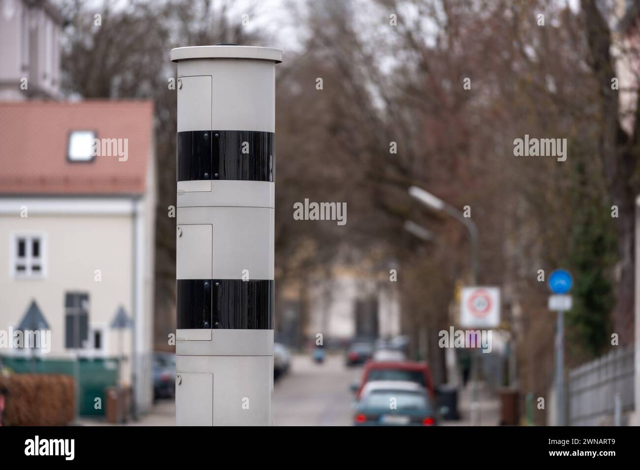 Augusta, Baviera, Germania - 1 marzo 2024: Colonna autovelox nella città di Augusta per il monitoraggio del traffico. Speed trap *** Blitzersäule in der Stadt Augsburg zur Verkehrsüberwachung. Radarfalle Foto Stock