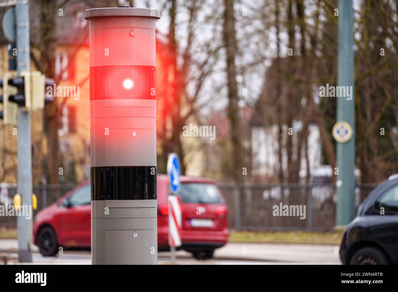 Augusta, Baviera, Germania - 1 marzo 2024: Colonna autovelox nella città di Augusta per il monitoraggio del traffico. SUPPORTO FOTO Speed trap *** Blitzersäule in der Stadt Augsburg zur Verkehrsüberwachung. Radarfalle FOTOMONTAGE Foto Stock