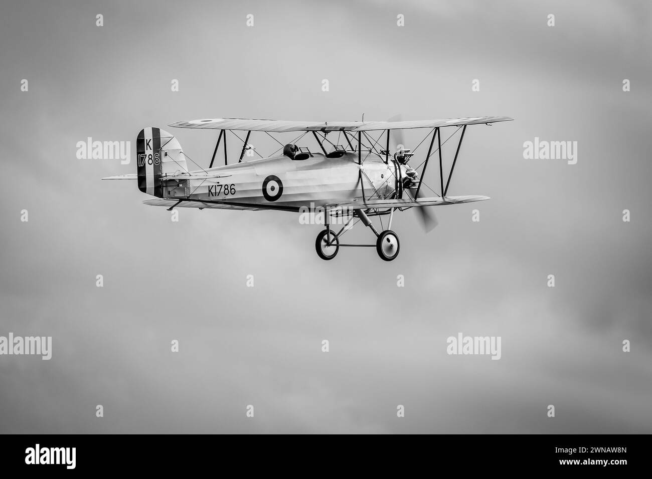 1928 Hawker Tomtit, in volo al Race Day Airshow tenutosi a Shuttleworth il 1° ottobre 2023. Foto Stock