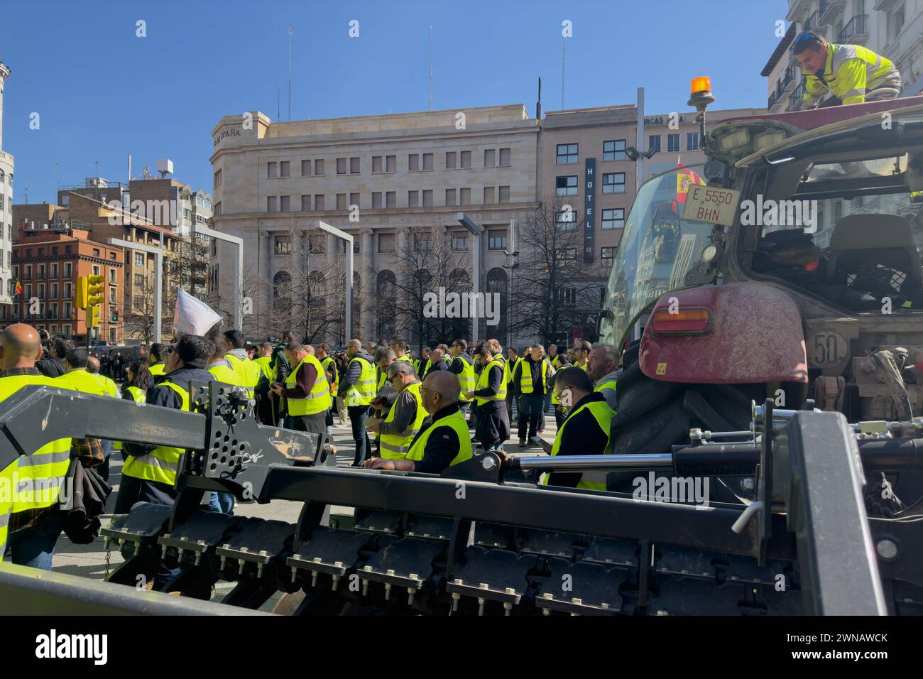 Centinaia di agricoltori protestano contro le normative comunitarie e chiedono maggiore aiuto al governo in Plaza de España di Saragozza, Aragona, Spagna Foto Stock