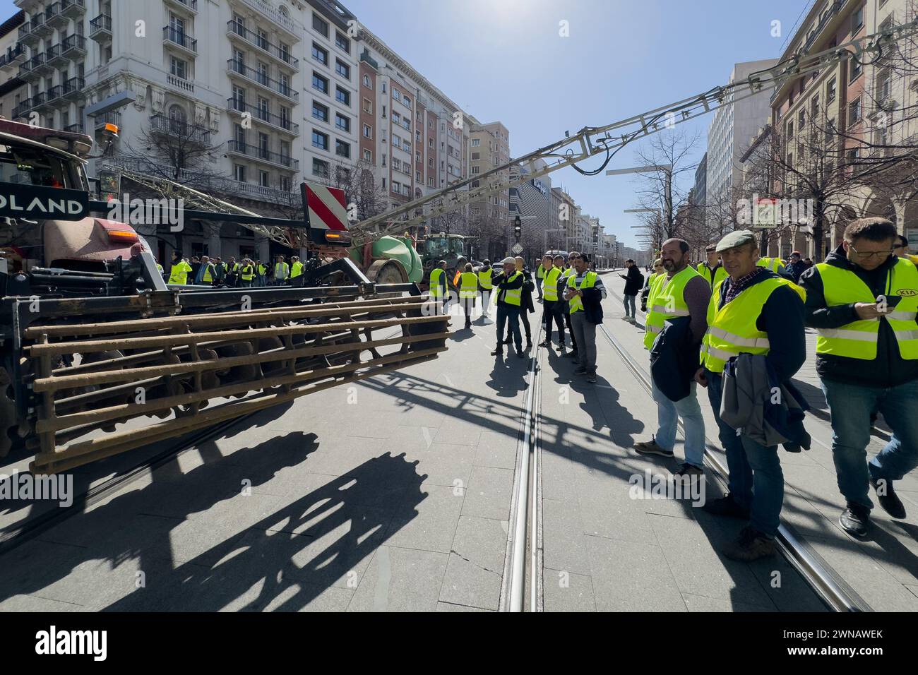 Centinaia di agricoltori protestano contro le normative comunitarie e chiedono maggiore aiuto al governo in Plaza de España di Saragozza, Aragona, Spagna Foto Stock