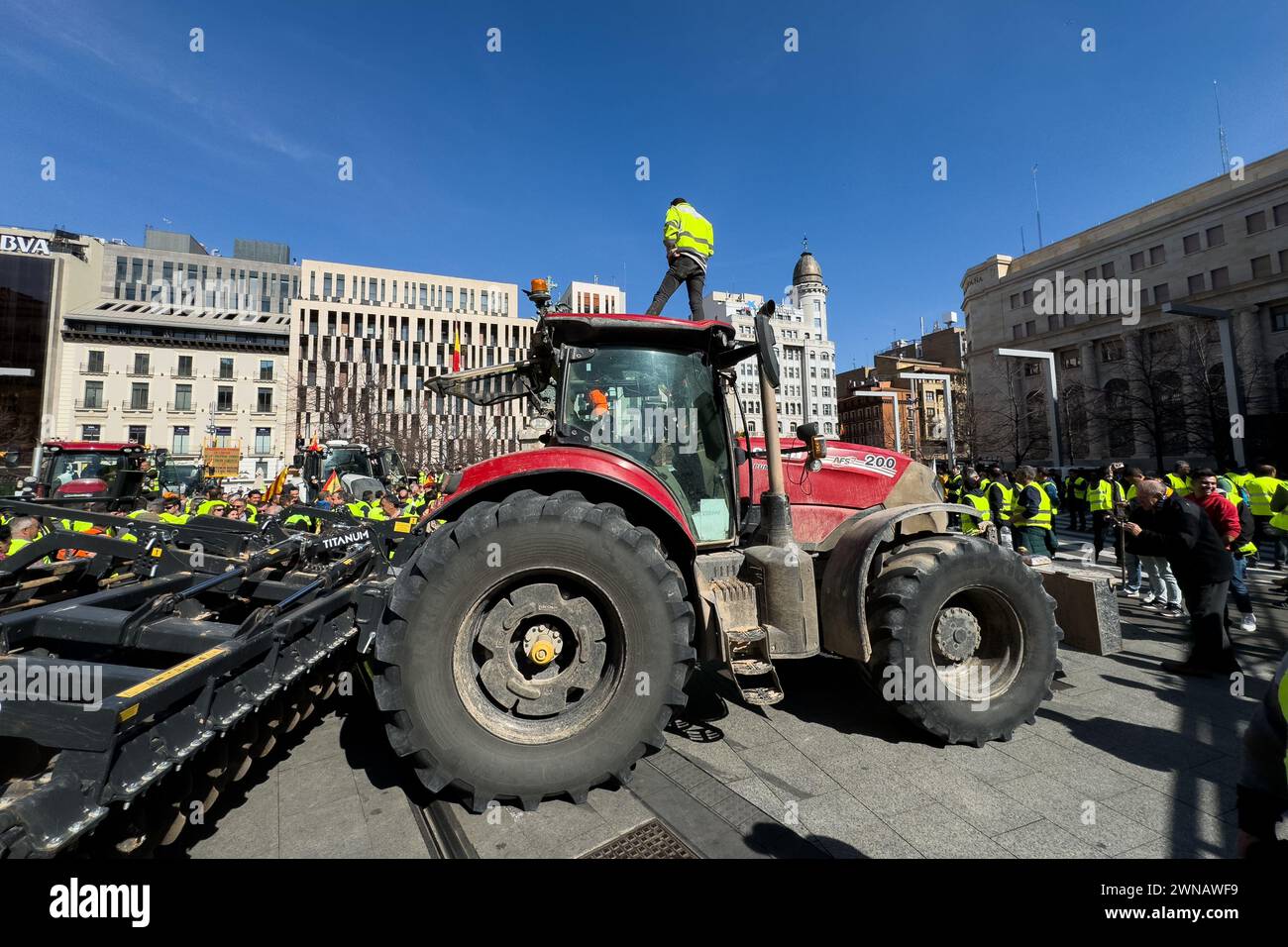 Centinaia di agricoltori protestano contro le normative comunitarie e chiedono maggiore aiuto al governo in Plaza de España di Saragozza, Aragona, Spagna Foto Stock