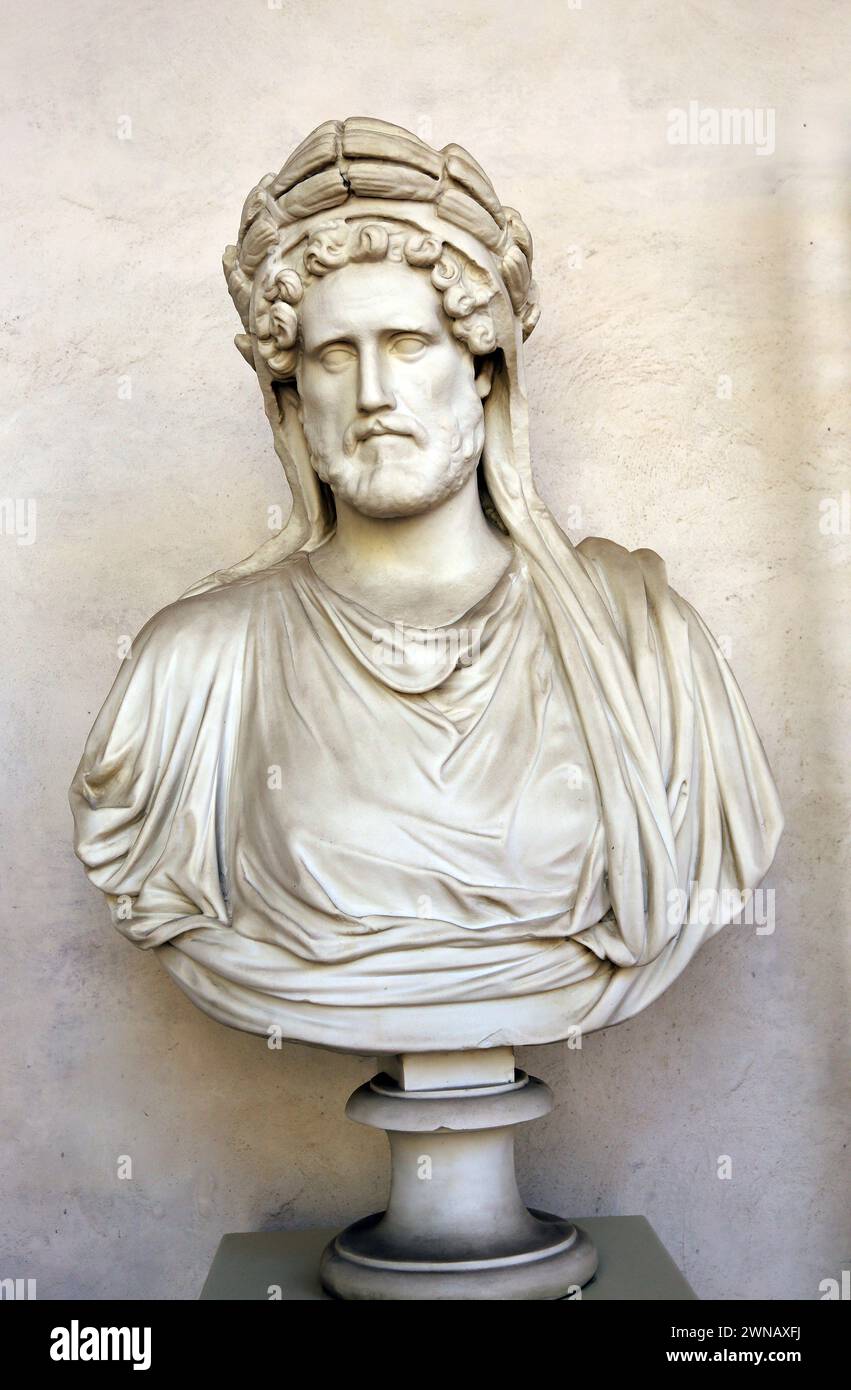 Busto dell'imperatore Antonino Pio (86-161) ritratto come un fratello Arval. Copia. Originale conservato al Museo del Louvre. Museo Nazionale Romano (Terme di Dioc Foto Stock