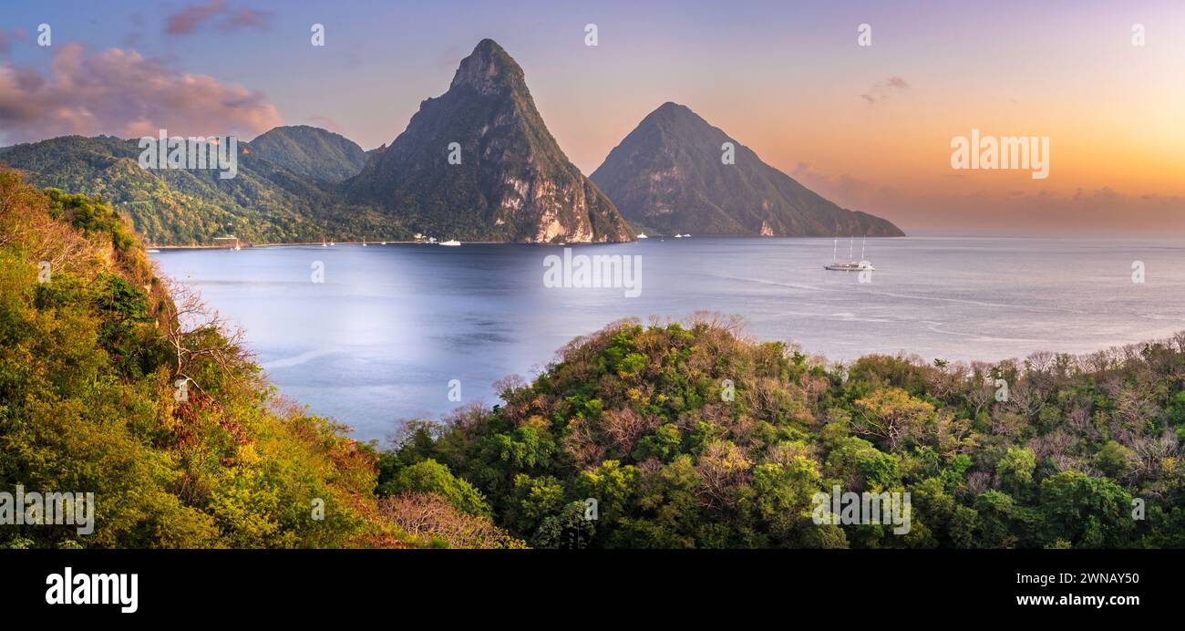 Vista panoramica di Soufriere Bay e delle iconiche Montagne Piton Soufriere, Saint Lucia, Indie occidentali, Caraibi orientali Foto Stock