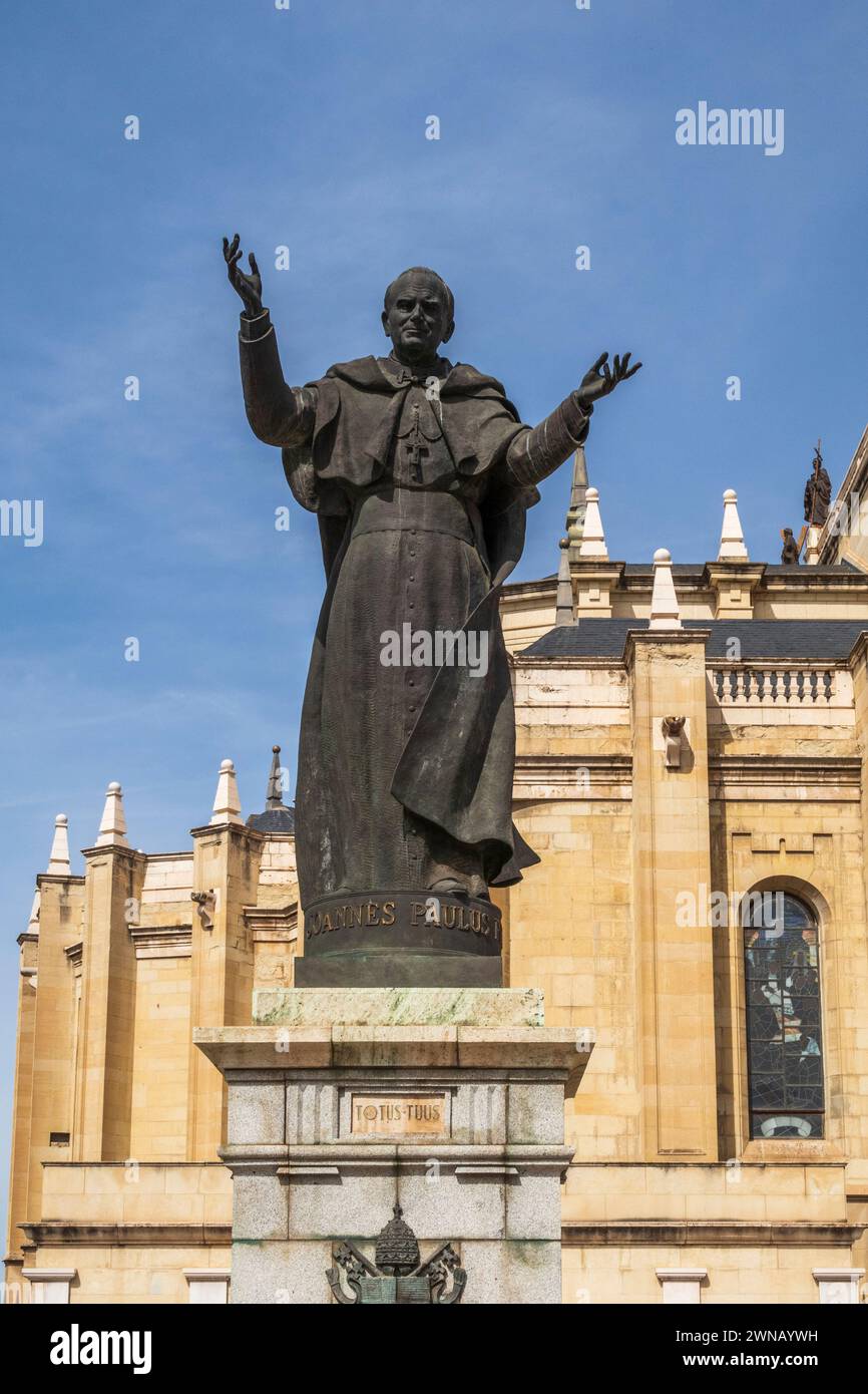 Statua di Papa Giovanni Paolo II Joannes Paulus nella Cattedrale di Almundena a Madrid, Spagna Foto Stock