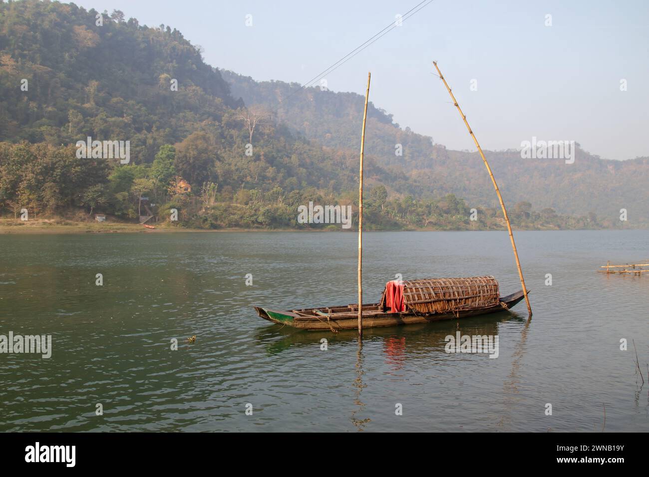 Barca vuota nel lago kaptai. Questa foto è stata scattata da Kaptai, Bangladesh. Foto Stock