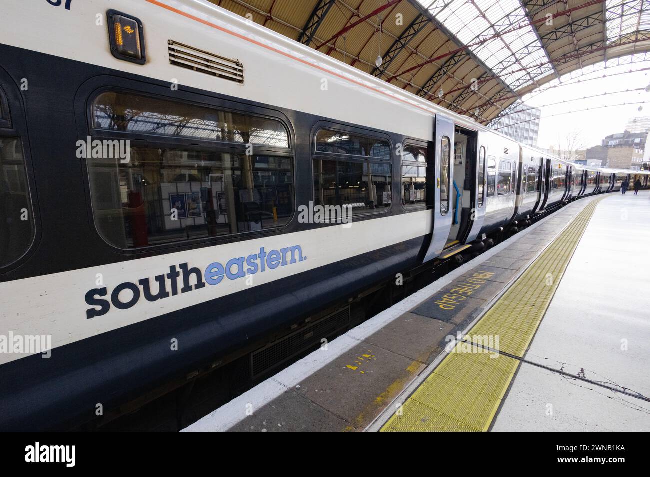 Un treno del sud-est ti aspetta al binario, stazione ferroviaria di Victoria, Londra Regno Unito Foto Stock