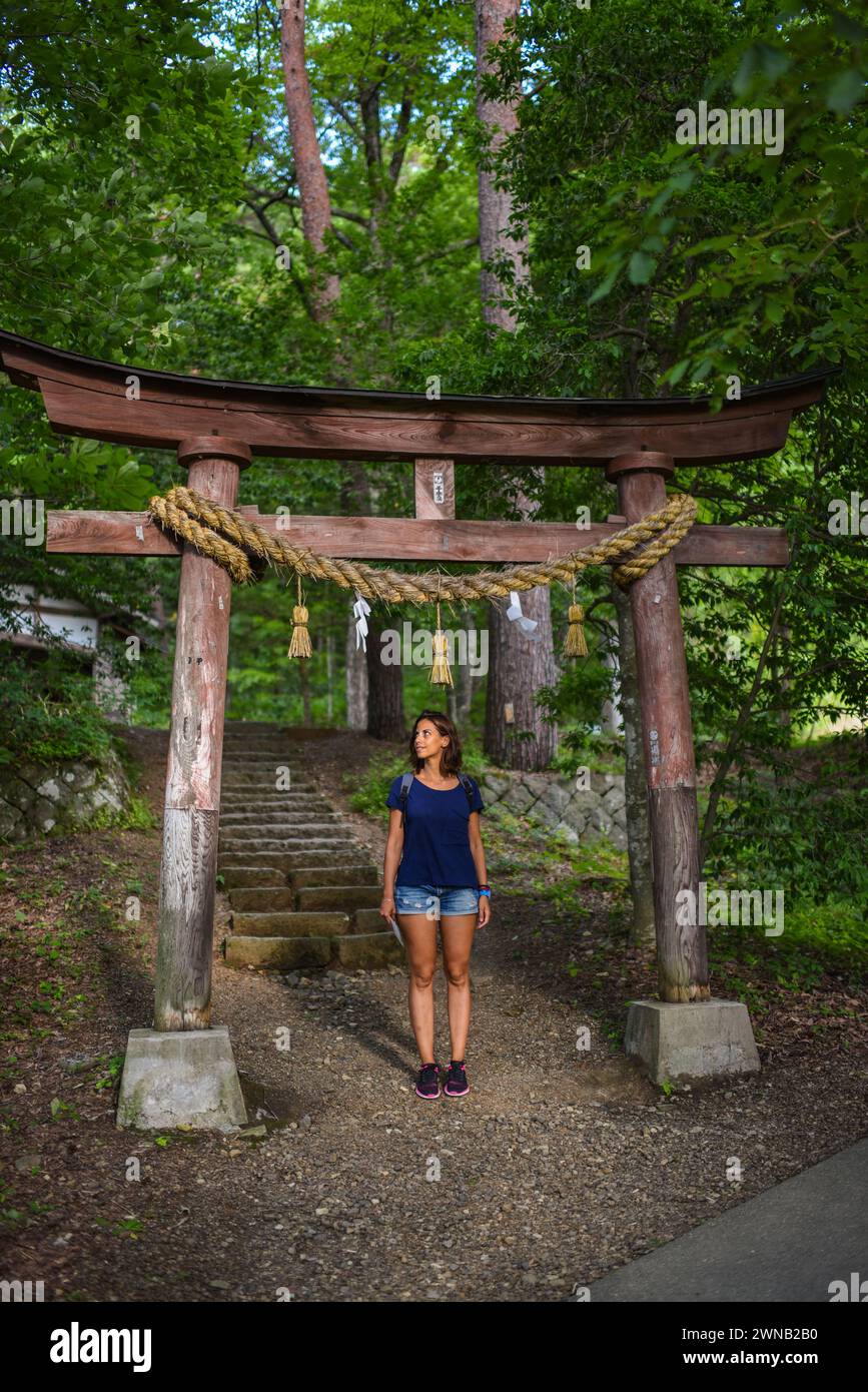 Giovane donna caucasica che visita il Villaggio Folcloristico Hida, il museo all'aperto Hida no Sato a Takayama, Giappone Foto Stock