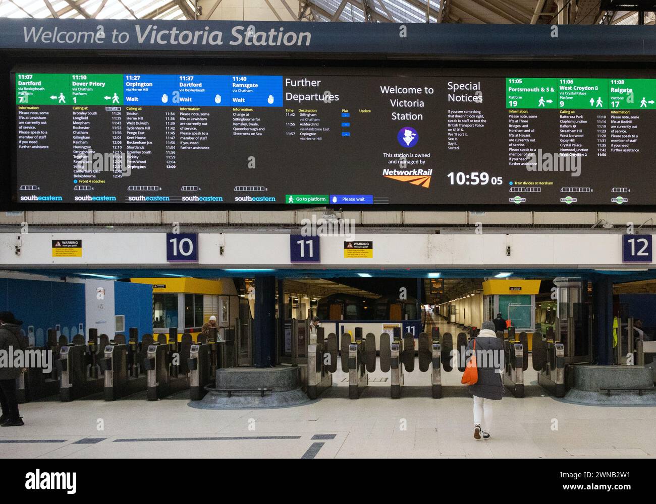 Imbarco di partenza, atrio interno della stazione ferroviaria Victoria di Londra, Londra Regno Unito Foto Stock