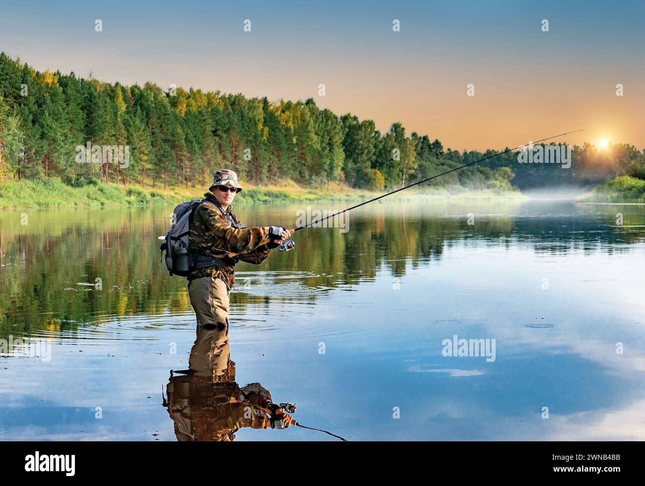 Un pescatore sta pescando nel fiume Volga. Russia, estate. Foto Stock