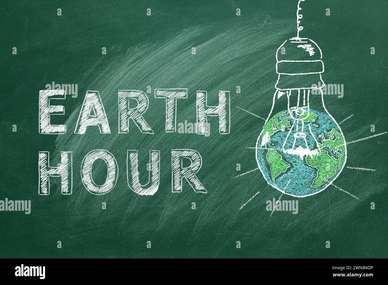 Lampadine con scritta EARTH HOUR disegnate a mano in gesso su un greenboard scolastico. Salvare il mondo. Salvate il nostro pianeta. Foto Stock