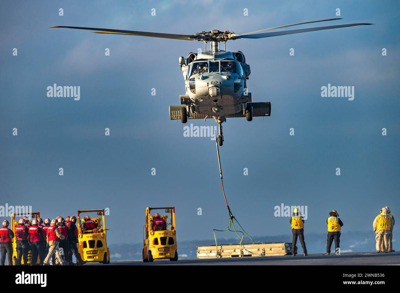 ATLANTIC OCEAN, Virginia (21 febbraio 2024) un elicottero MH-60S Sea Hawk assegnato ai "Dragonslayers" dell'Helicopter Sea Combat Squadron (HSC) 11 Foto Stock