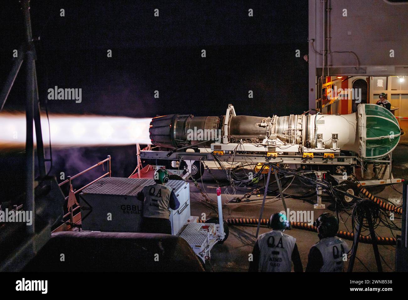 OCEANO ATLANTICO (22 febbraio 2023) marinai assegnati al reparto di manutenzione intermedia degli aeromobili a bordo della portaerei USS George Washington Foto Stock