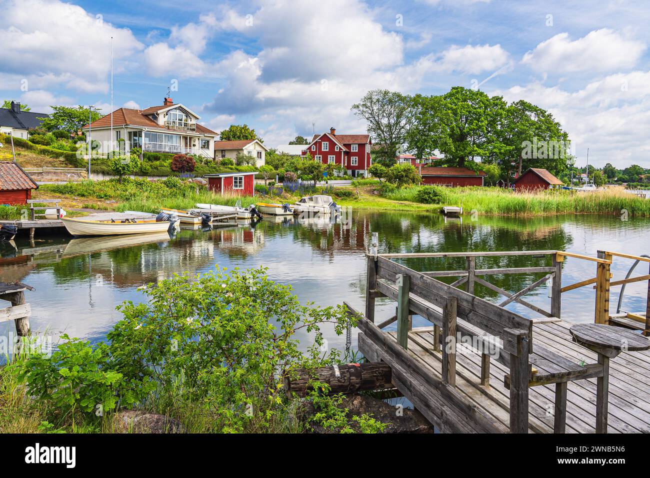 Vista sul villaggio di Figeholm in Svezia con barche ed edifici. Foto Stock Vista sul villaggio di Figeholm in Svezia con barche ed edifici. Foto Stock
