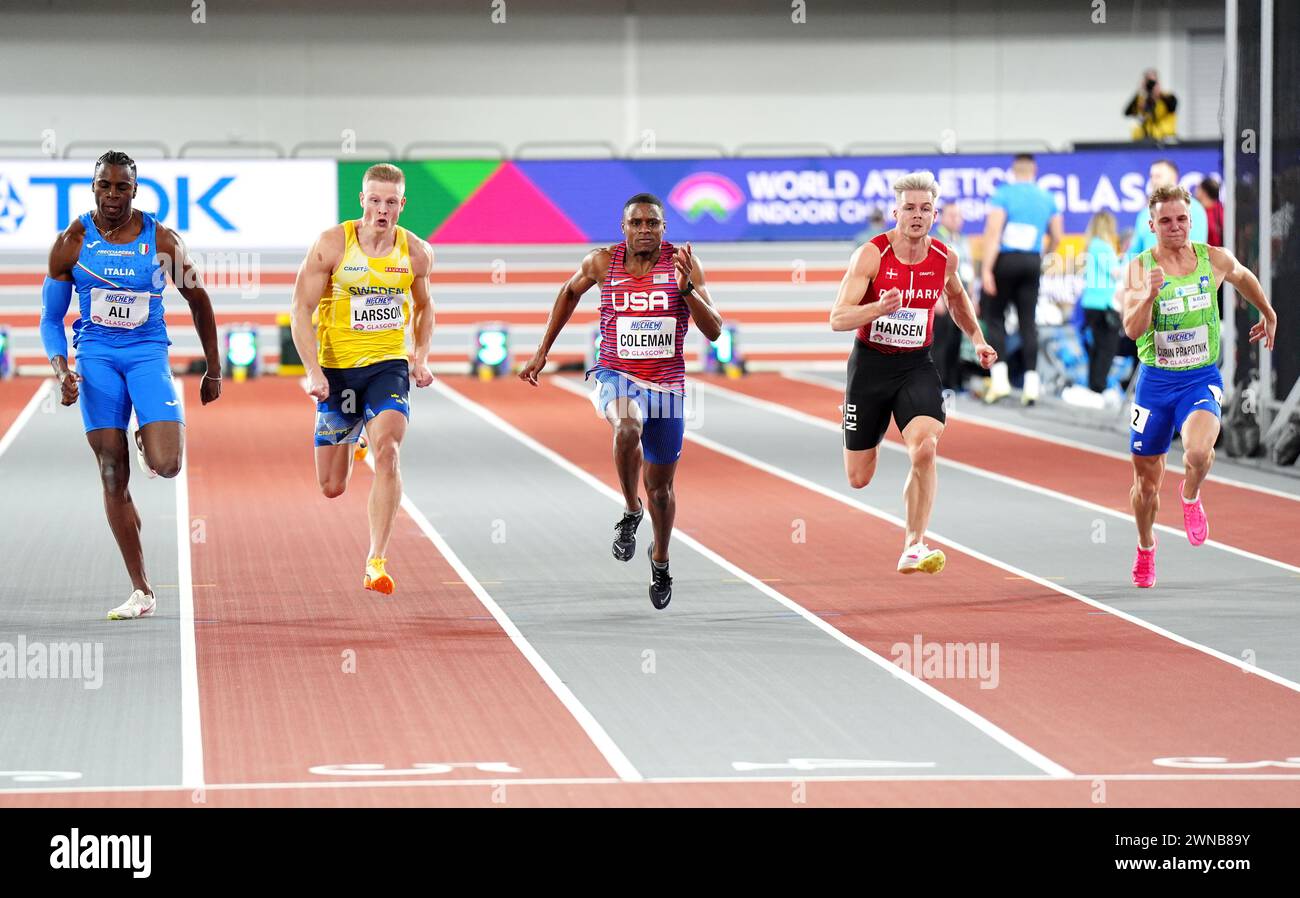 Christian Coleman (centro) degli Stati Uniti finisce primo nella Heat 1 maschile dei 50 metri durante il primo giorno dei Campionati mondiali di atletica indoor all'Emirates Arena di Glasgow. Data foto: Venerdì 1 marzo 2024. Foto Stock