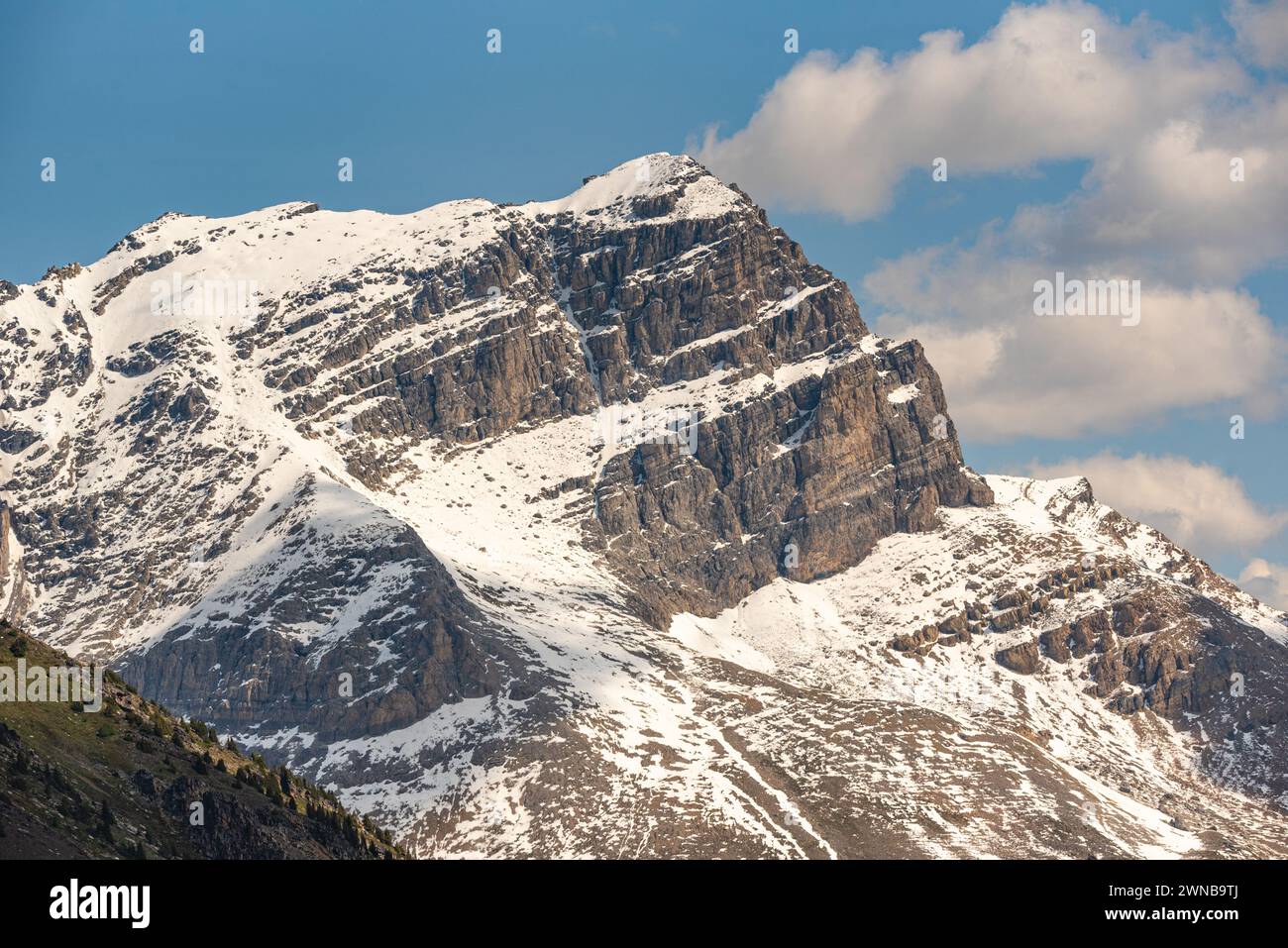 Vista sulla natura selvaggia del Parco Nazionale di Banff durante l'estate con montagne innevate su un cielo blu e nuvole. Splendida natura in Alberta. Foto Stock