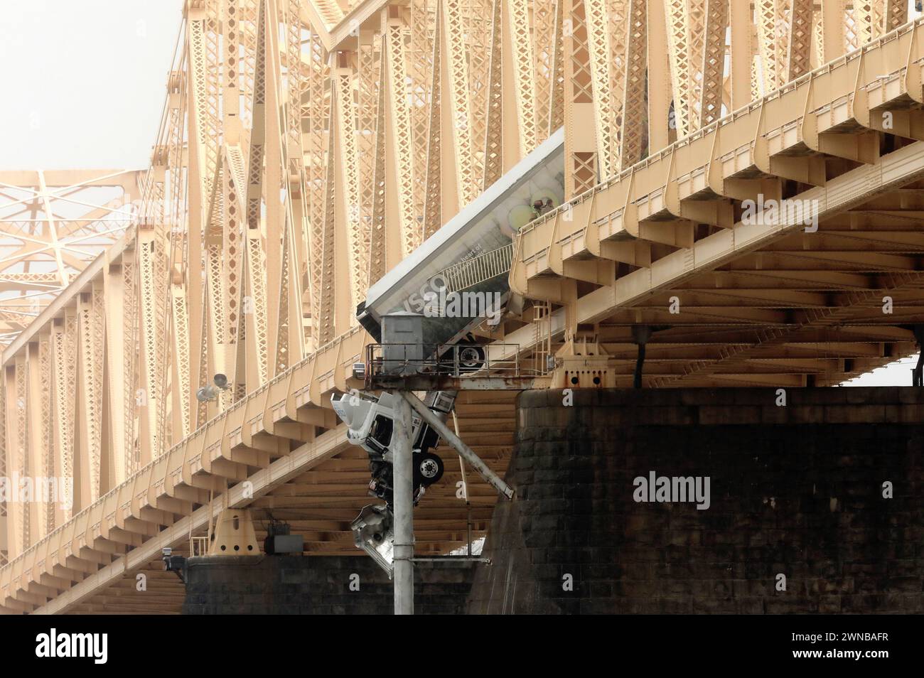 Louisville, Stati Uniti. 1 marzo 2024. Gli equipaggi dei vigili del fuoco e delle emergenze della metropolitana di Louisville si sono abbattuti dal Clark Memorial Bridge per salvare l'autista di un semitruck che penzola sul fiume Ohio dopo essere stato coinvolto in un incidente multi-veicolo a Louisville, Kentucky., venerdì 1 marzo 2024 il ponte, che collega il Kentucky e l'Indiana meridionale, rimane chiuso al traffico, mentre la polizia della metropolitana di Louisville e il governo dei trasporti del Kentucky valutano i danni e chiariscono la scena. Foto di John Sommers II/UPI credito: UPI/Alamy Live News Foto Stock