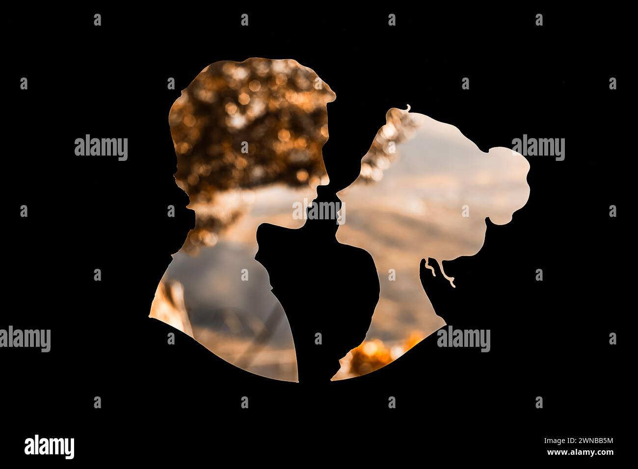 un pannello di metallo che raffigura un paio di amanti che stanno per baciarsi Foto Stock