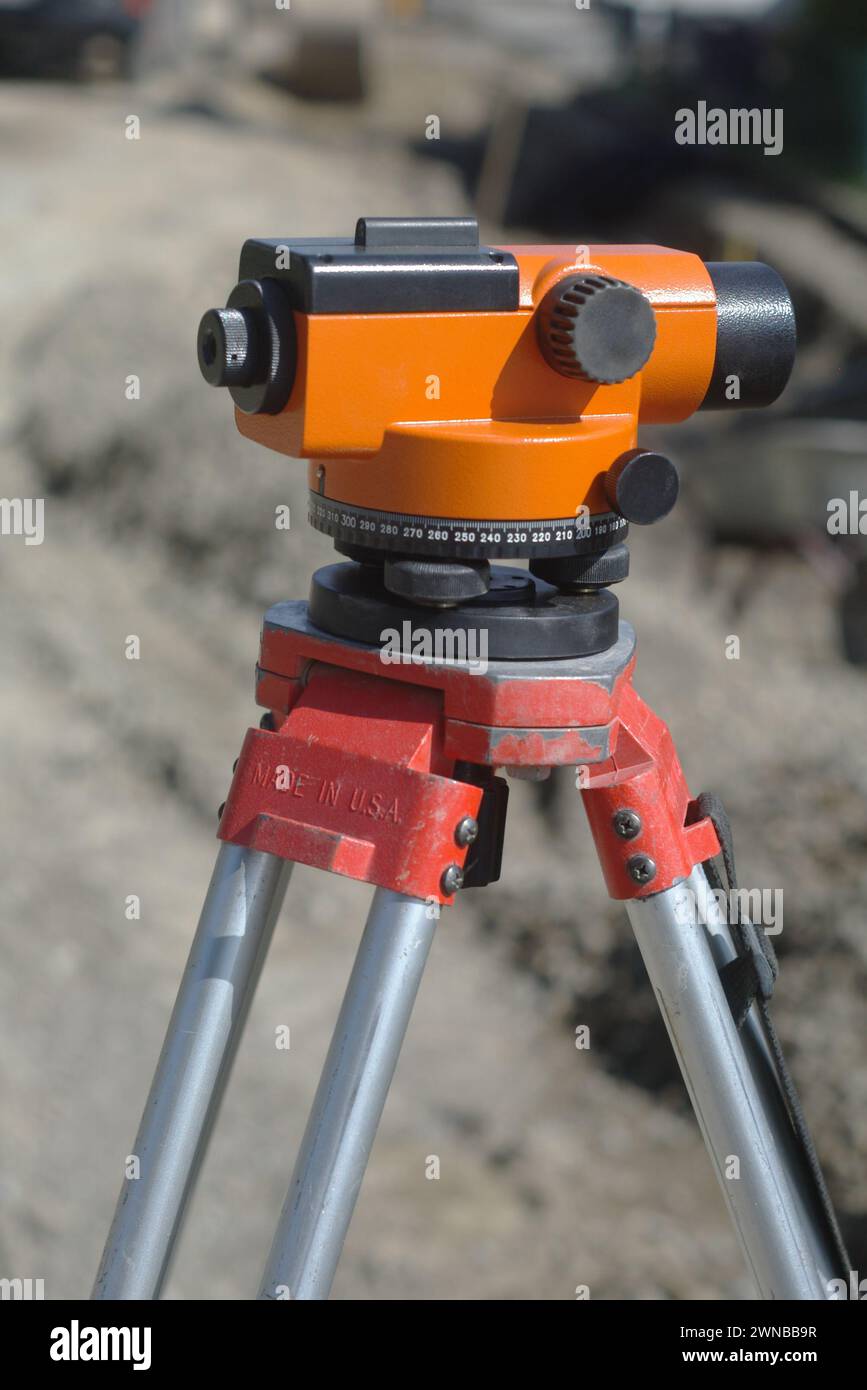 Un treppiede rosso e argento con parte superiore nera e arancione Foto Stock