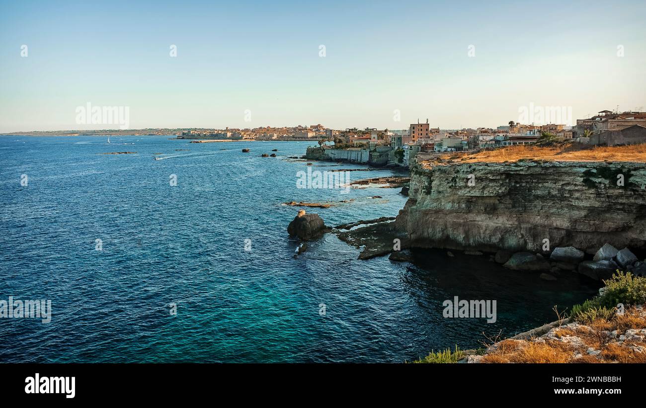 La costa rocciosa di Siracusa e le sue splendide insenature Foto Stock