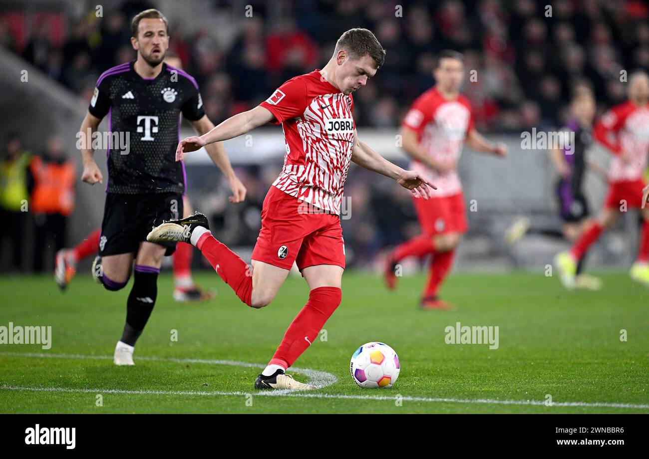 Fussball 1. Bundesliga Saison 2023/2024 24. Spieltag SC Freiburg - FC Bayern Muenchen 01.03.2024 Harry Kane li, FC Bayern Muenchen gegen Matthias Ginter re, SC Freiburg *** calcio 1 Bundesliga stagione 2023 2024 24 partita SC Freiburg FC Bayern Muenchen 01 03 2024 Harry Kane sinistra, FC Bayern Muenchen vs Matthias Ginter destra, SC Freiburg Ulmer Foto Stock