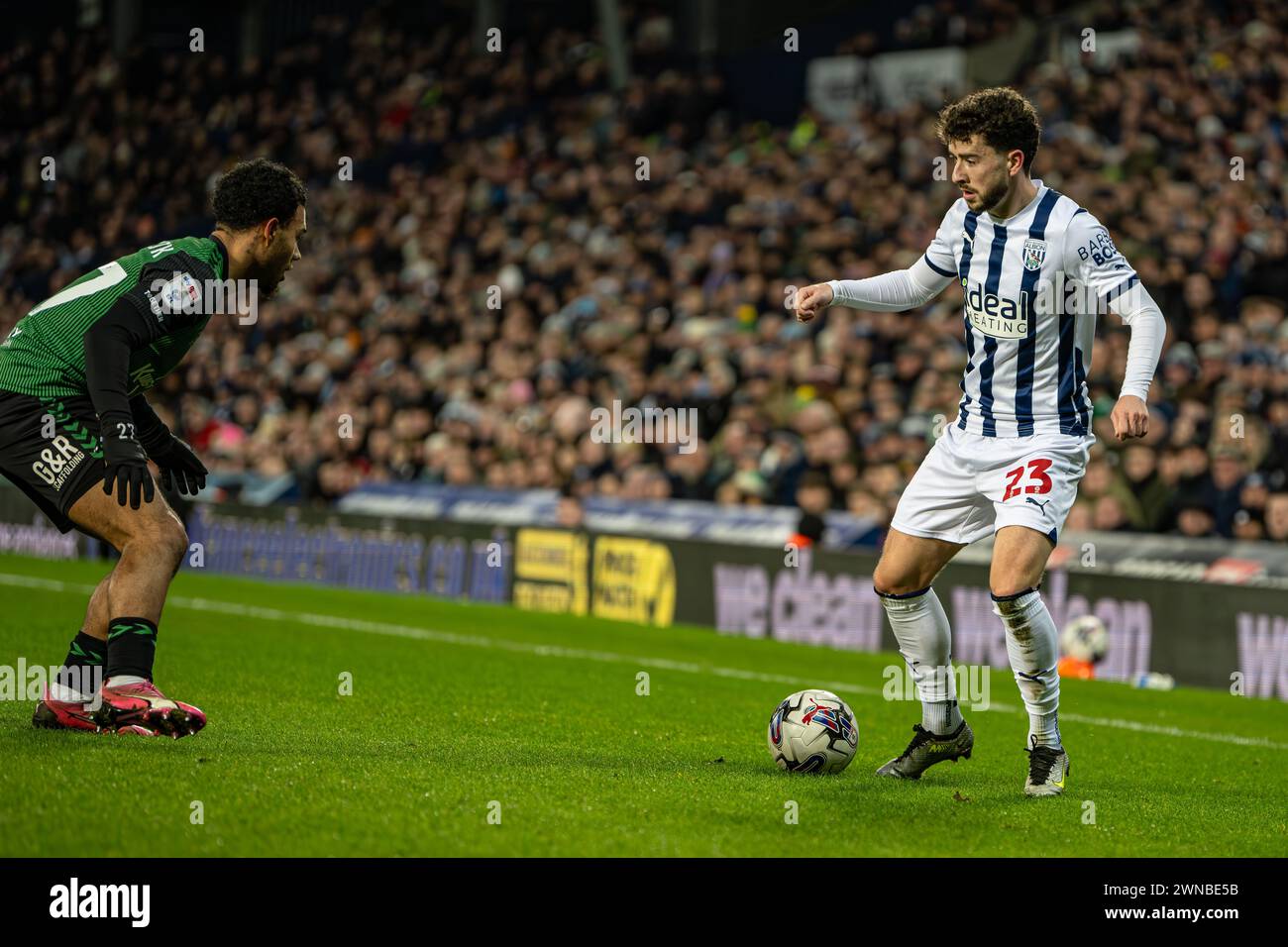 1 marzo 2024: The Hawthorns, West Bromwich, West Midlands, Inghilterra; EFL Championship Football, West Bromwich Albion contro Coventry City; Mikey Johnston della WBA coperto da Milan van Ewijk di Coventry Credit: Action Plus Sports Images/Alamy Live News Foto Stock