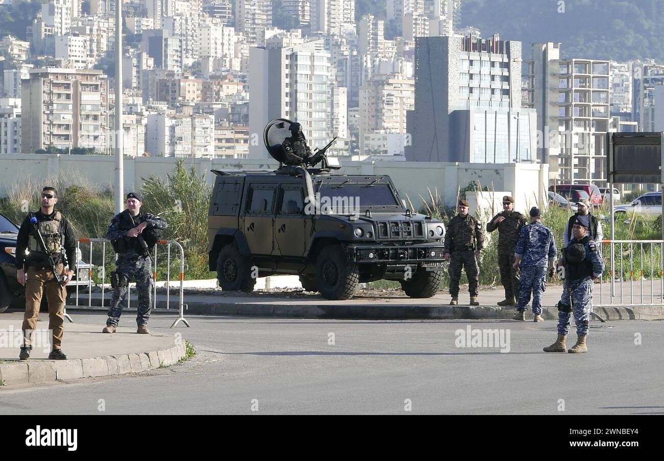 Beirut, Libano. 1 marzo 2024. Le forze speciali libanesi pattugliano una parata di difesa civile a Beirut, Libano, il 1 marzo 2024. Lo stesso giorno il ministro degli Esteri libanese Abdullah Bou Habib ha detto ad al Jazeera che il Libano è "pronto per la guerra” se Israele "lo impone”. (Photo y Elisa Gestri/Sipa USA) credito: SIPA USA/Alamy Live News Foto Stock