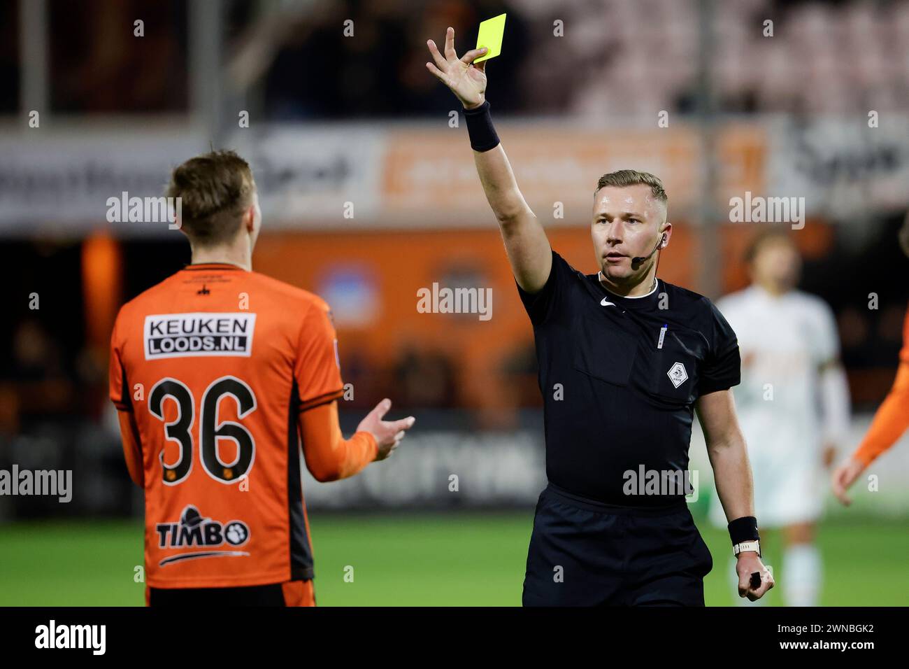 Volendam, Paesi Bassi. 1 marzo 2024. VOLENDAM, PAESI BASSI - 1 MARZO: Il Milan de Haan del Volendam riceve un cartellino dall'arbitro Martijn Vos durante l'incontro olandese in Eredivisie tra il Volendam e il NEC Nijmegen al Kras Stadion il 1° marzo 2024 a Volendam, Paesi Bassi. (Foto di Broer van den Boom/Orange Pictures) credito: Orange Pics BV/Alamy Live News Foto Stock