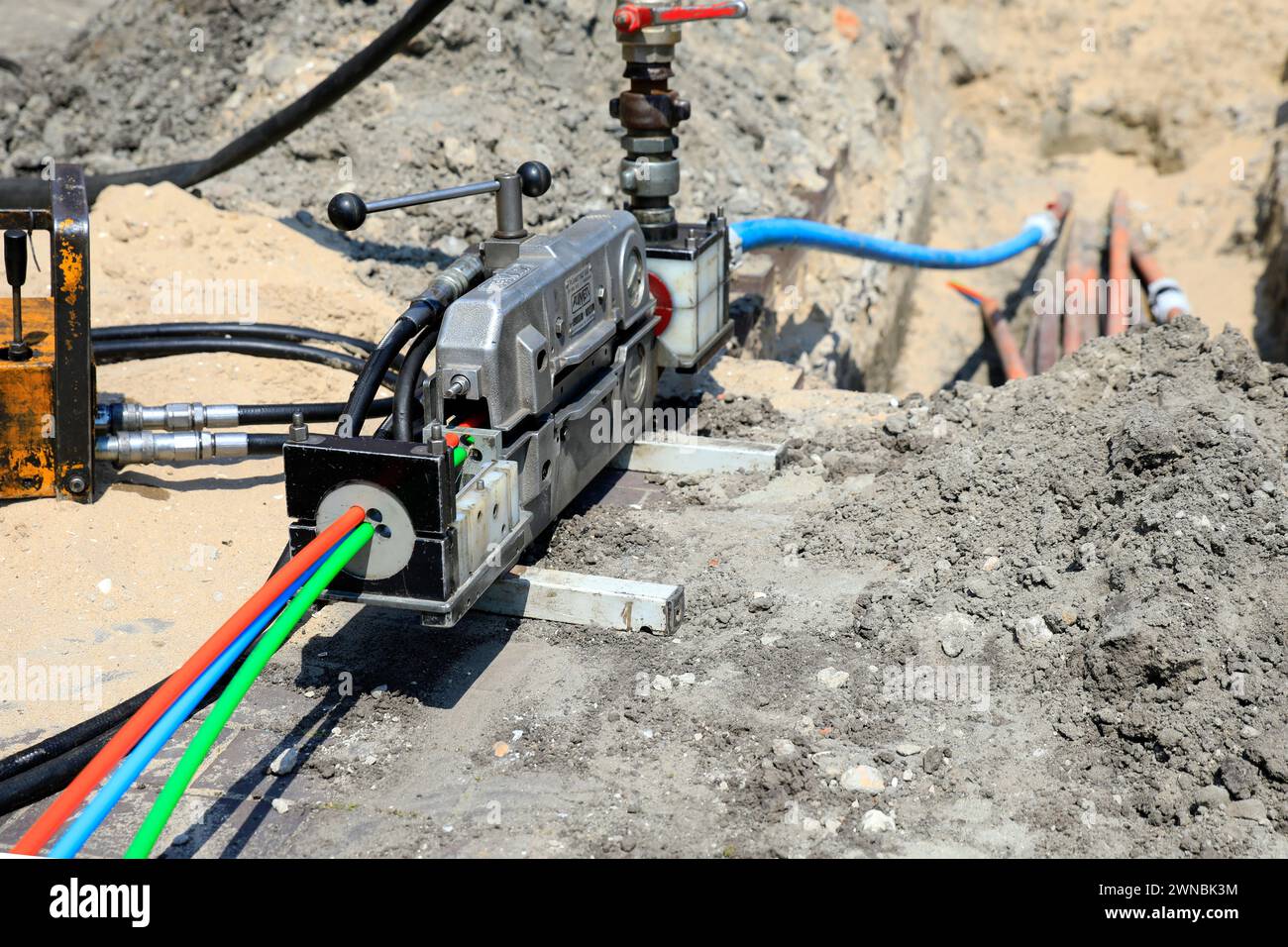 Installazione e collegamento di cavi in fibra ottica alle case vicine Foto Stock