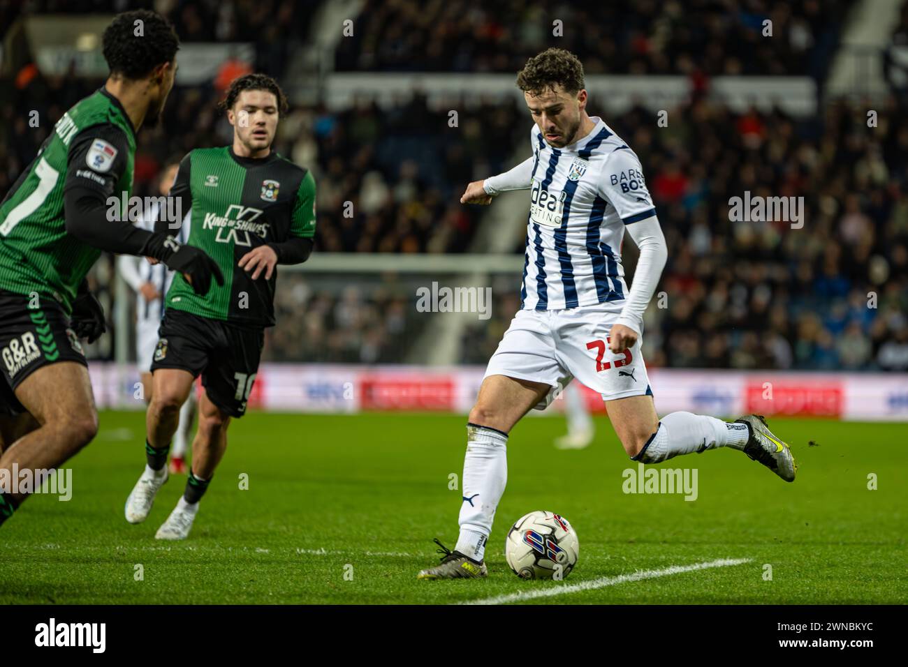 1 marzo 2024: The Hawthorns, West Bromwich, West Midlands, Inghilterra; EFL Championship Football, West Bromwich Albion contro Coventry City; Mikey Johnston della WBA tira al gol Credit: Action Plus Sports Images/Alamy Live News Foto Stock