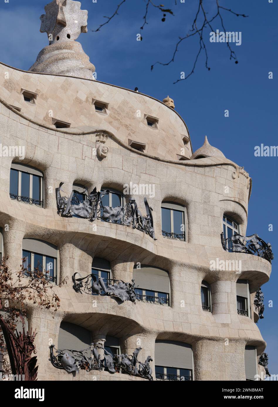 Casa Milà, nota anche come la Pedrera, è un edificio modernista situato a Barcellona, in Catalogna, in Spagna. Foto Stock
