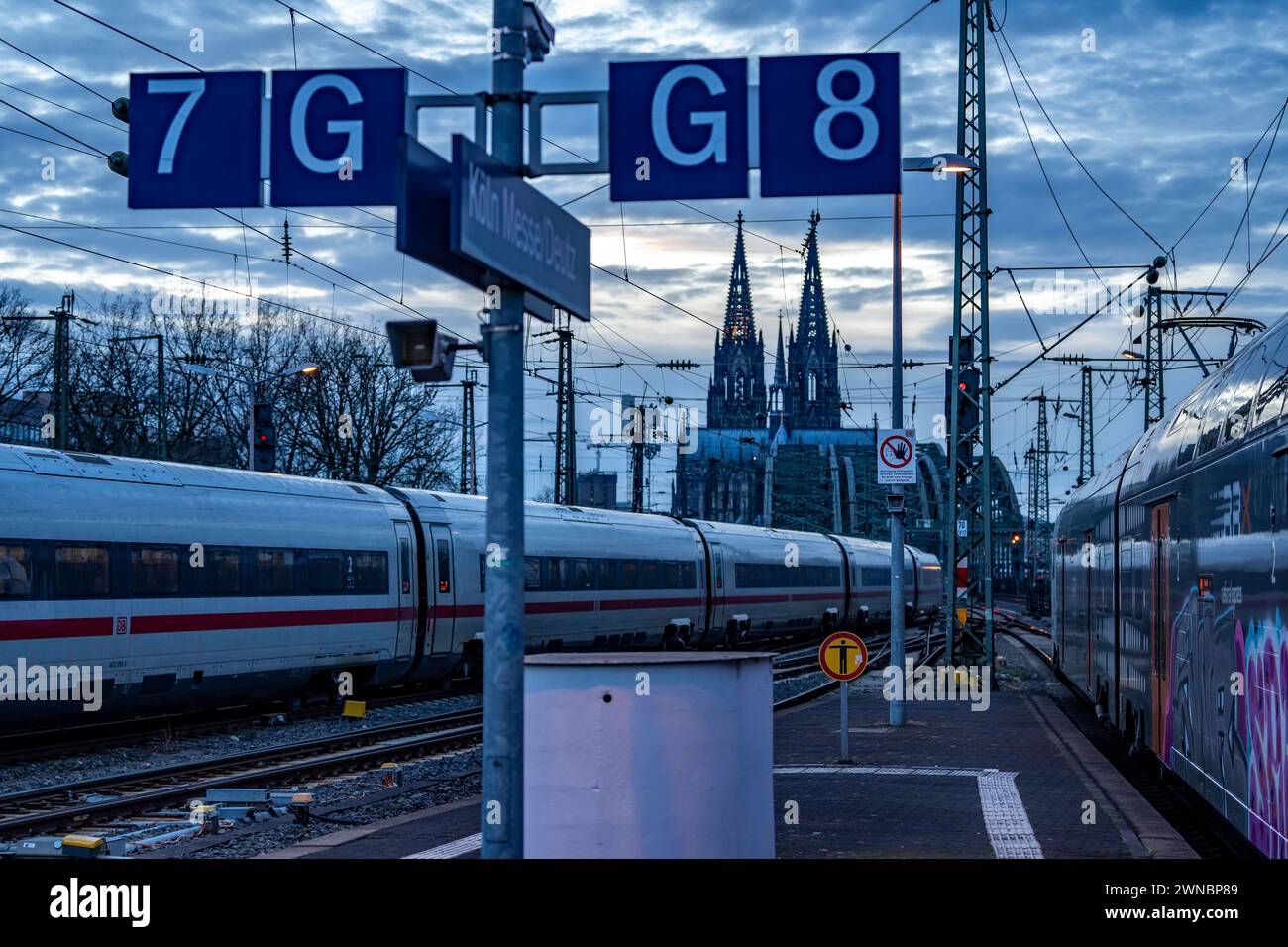 Köln Messe/Deutz, Bahnsteig, Kölner Dom, ICE und RRX Zug, Köln, NRW, Deutschland *** Fiera di Colonia Deutz, piattaforma, Cattedrale di Colonia, ICE e RRX train, Colonia, NRW, Germania Foto Stock