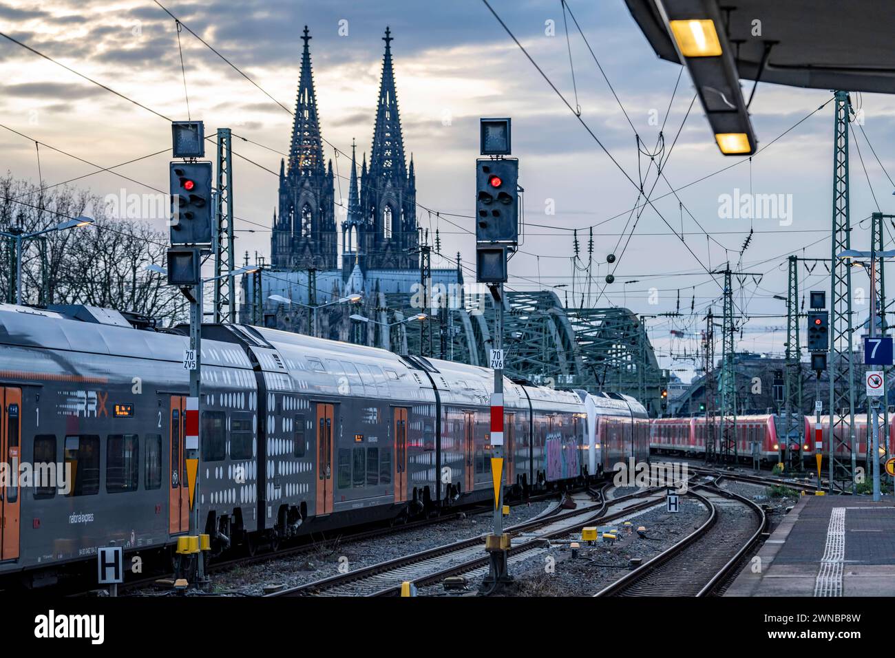 RRX Zug auf der Strecke vor dem Kölner Hauptbahnhof, Hohenzollernbrücke, Kölner Dom, NRW, Deutschland, *** treno RRX sulla linea di fronte alla stazione centrale di Colonia, al ponte Hohenzollern, alla cattedrale di Colonia, NRW, Germania, Foto Stock