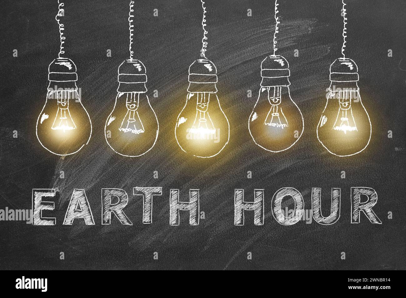 Lampadine con scritta EARTH HOUR disegnate a mano in gesso su una lavagna scolastica. Salvare il mondo. Salvate il nostro pianeta. Foto Stock