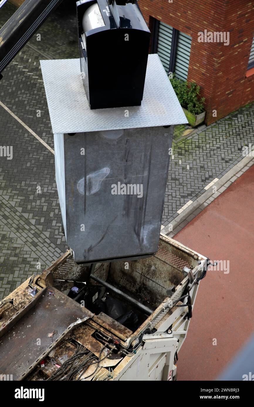 I contenitori sotterranei di rifiuti residui vengono svuotati dai servizi municipali Foto Stock