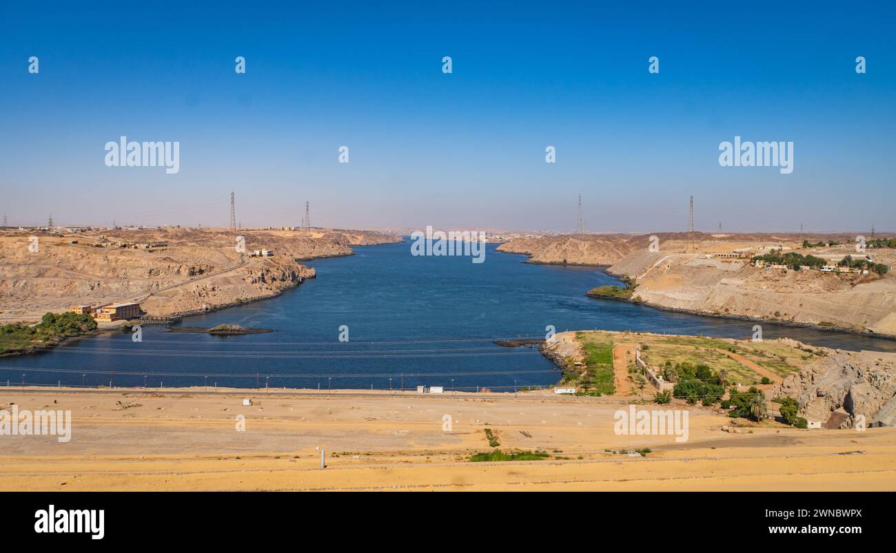 Il fiume Nilo rilasciato dalla diga di Assuan che scorre a nord fino al Cairo, in Egitto Foto Stock