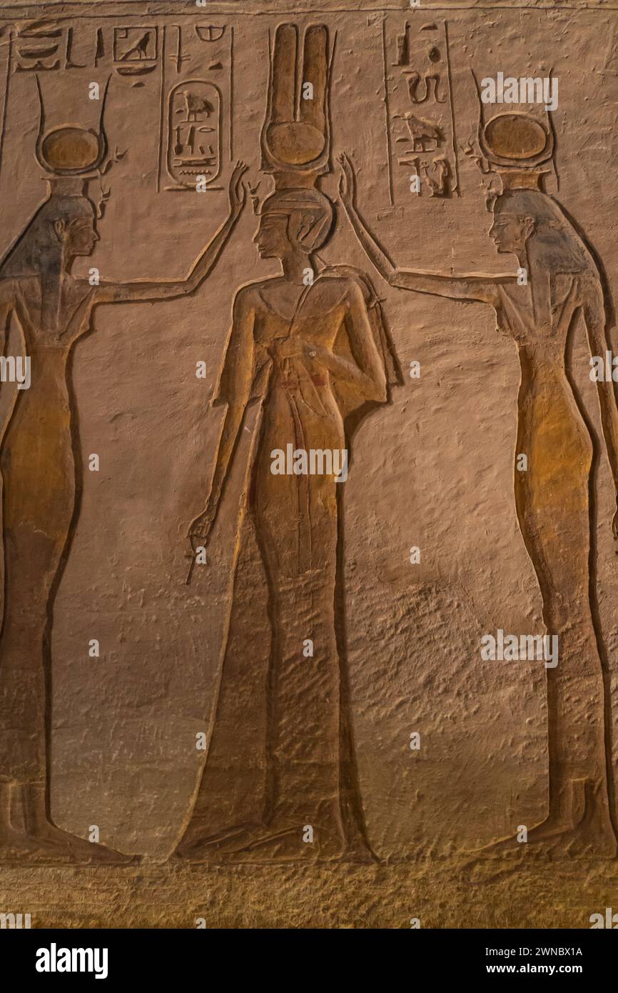 Onorando la dea Hathor, personificata da Nefertari, la più amata delle sue numerose mogli, in un murale scolpito in pietra nel suo tempio ad Abu Simbe Foto Stock